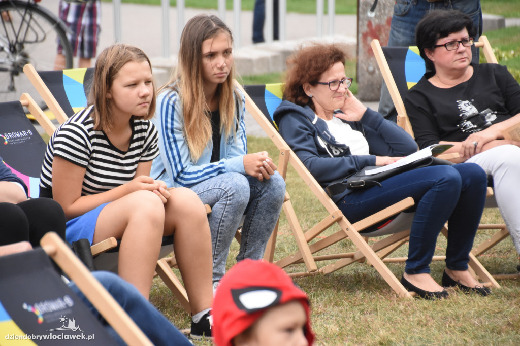 Czytali 'Przedwiośnie' na pl. Wolności