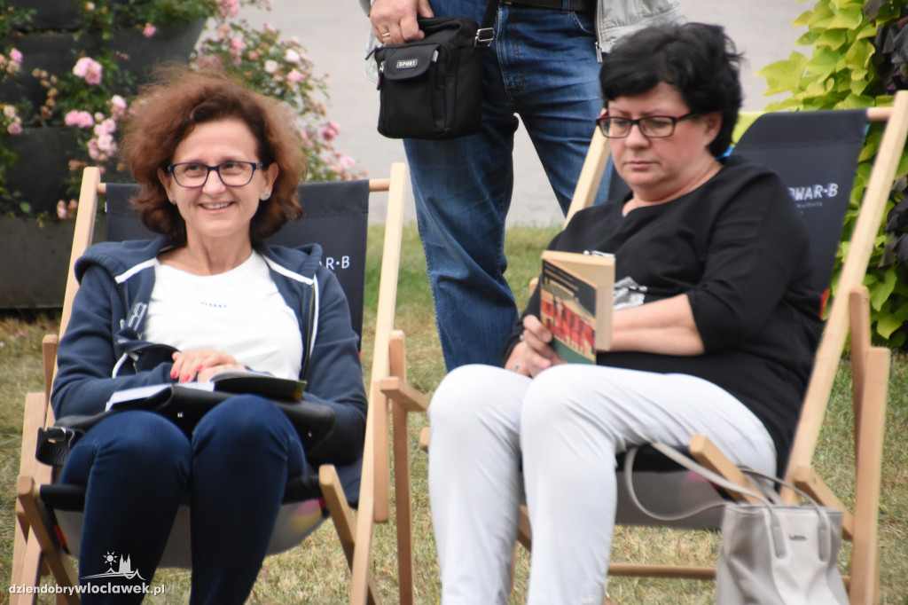 Czytali 'Przedwiośnie' na pl. Wolności