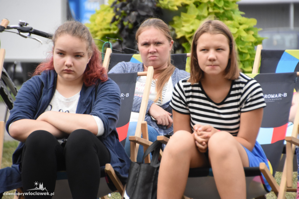 Czytali 'Przedwiośnie' na pl. Wolności
