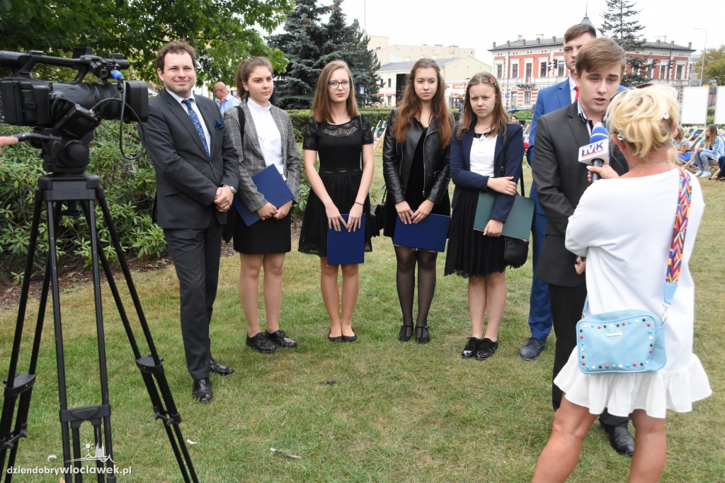 Czytali 'Przedwiośnie' na pl. Wolności