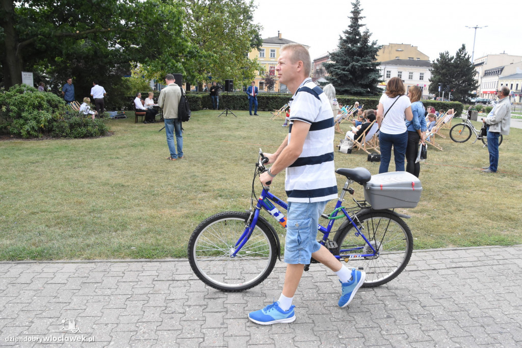 Czytali 'Przedwiośnie' na pl. Wolności