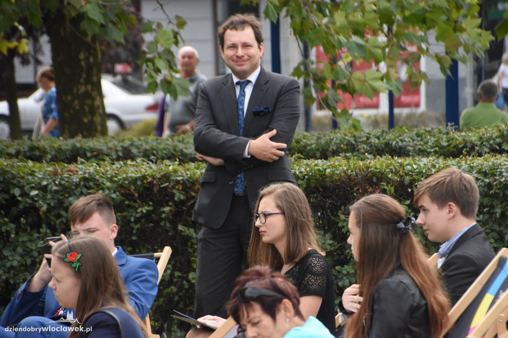 Czytali 'Przedwiośnie' na pl. Wolności