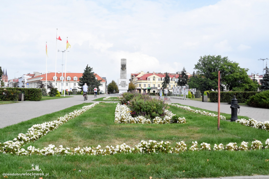 Czytali 'Przedwiośnie' na pl. Wolności
