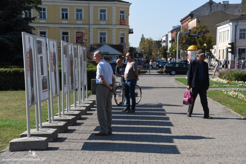 Otwarcie wystawy na placu Wolności