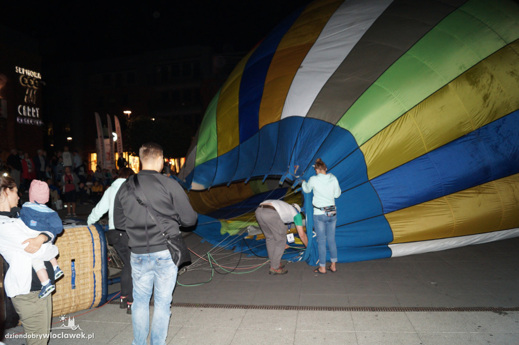 Wieczorny pokaz balonowy na pl. Grodzkim