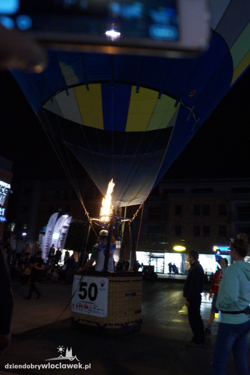 Wieczorny pokaz balonowy na pl. Grodzkim