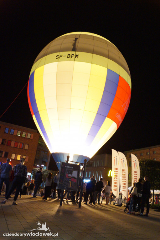 Wieczorny pokaz balonowy na pl. Grodzkim