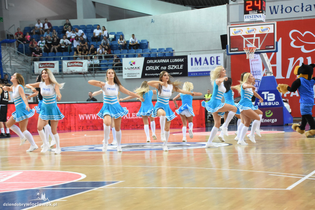 Anwil Dance Team na meczu z Treflem