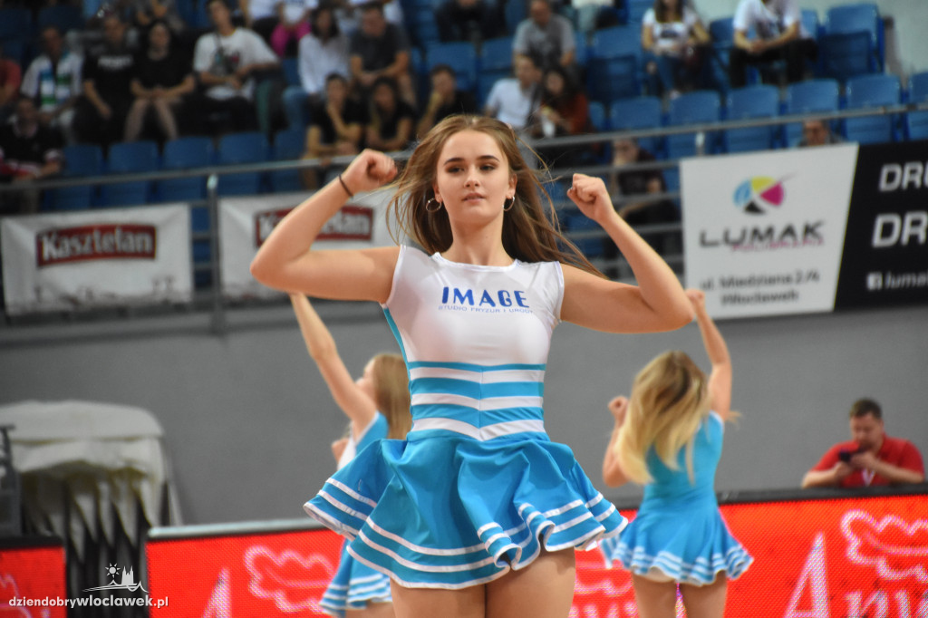 Anwil Dance Team na meczu z Treflem