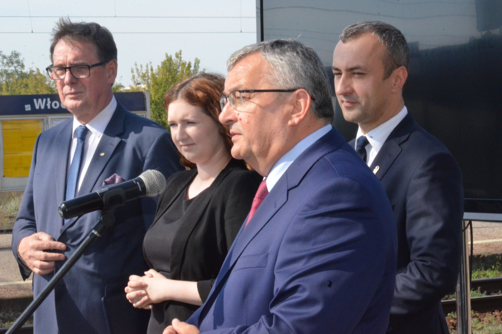 Minister i prezes PKP na dworcu
