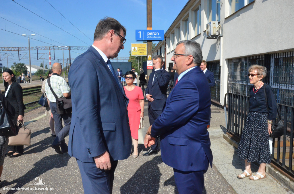 Minister i prezes PKP na dworcu