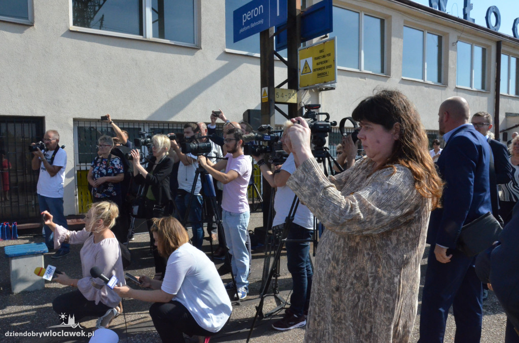 Minister i prezes PKP na dworcu