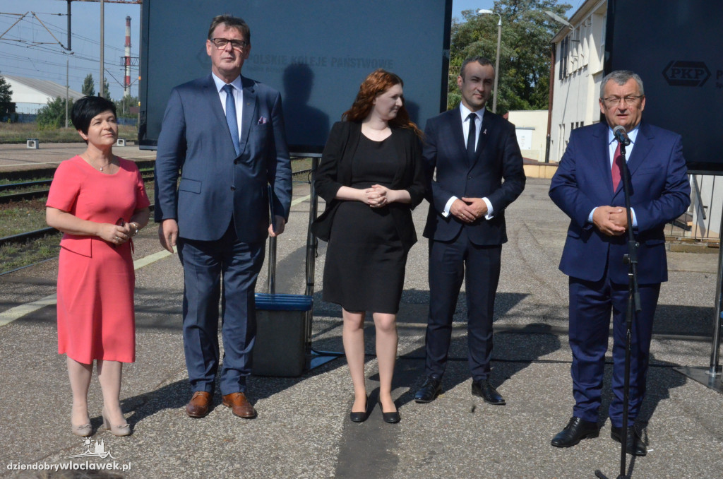 Minister i prezes PKP na dworcu