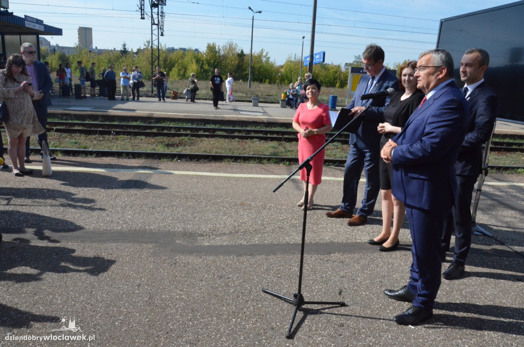 Minister i prezes PKP na dworcu