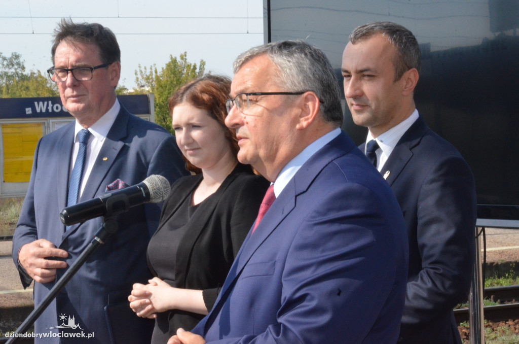 Minister i prezes PKP na dworcu