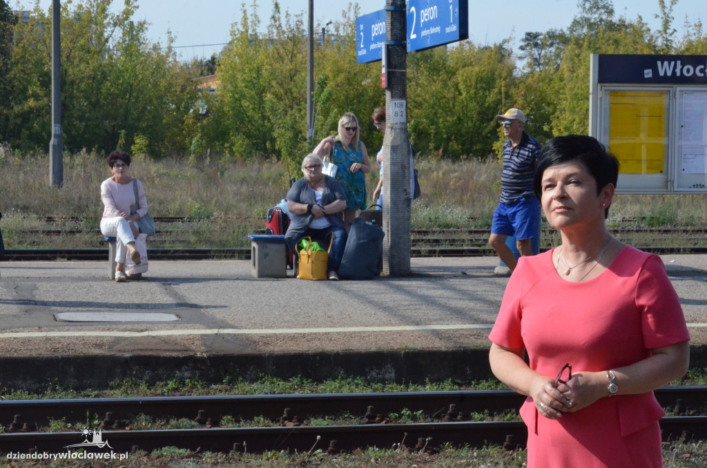 Minister i prezes PKP na dworcu