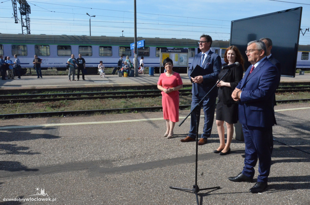 Minister i prezes PKP na dworcu