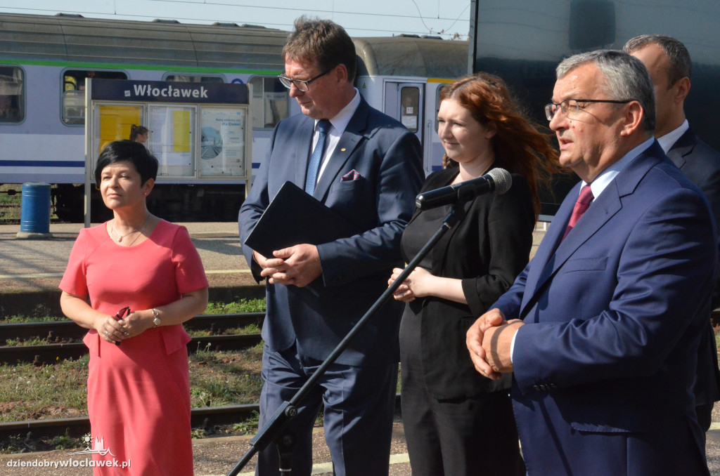 Minister i prezes PKP na dworcu