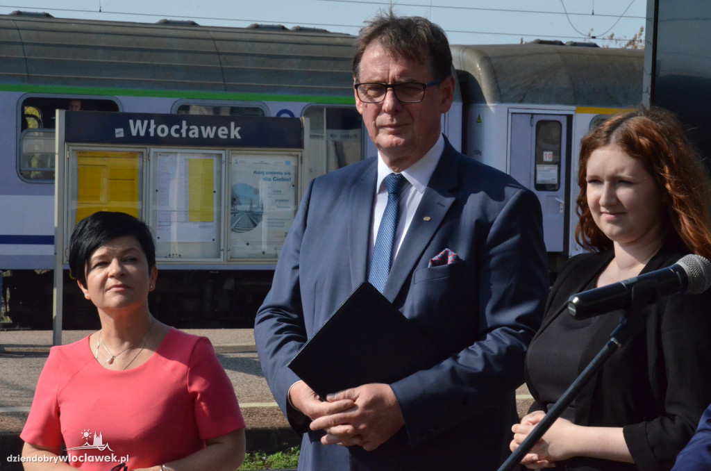 Minister i prezes PKP na dworcu