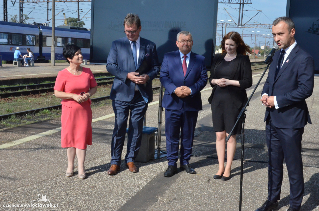 Minister i prezes PKP na dworcu