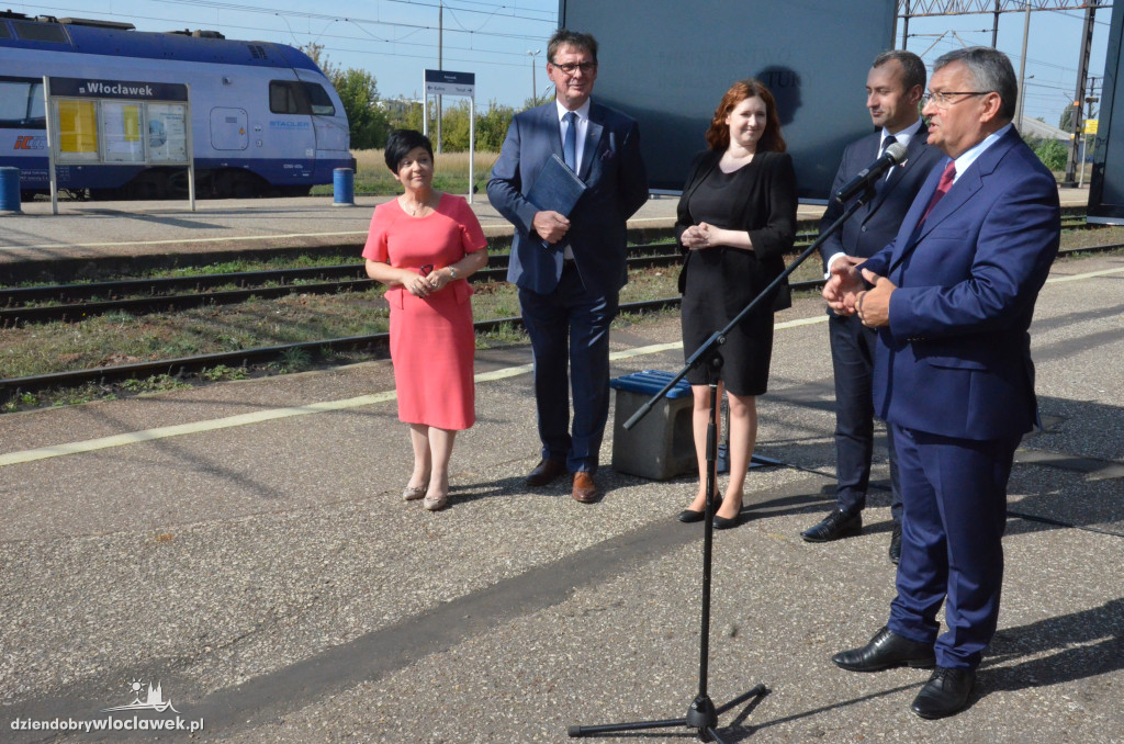 Minister i prezes PKP na dworcu