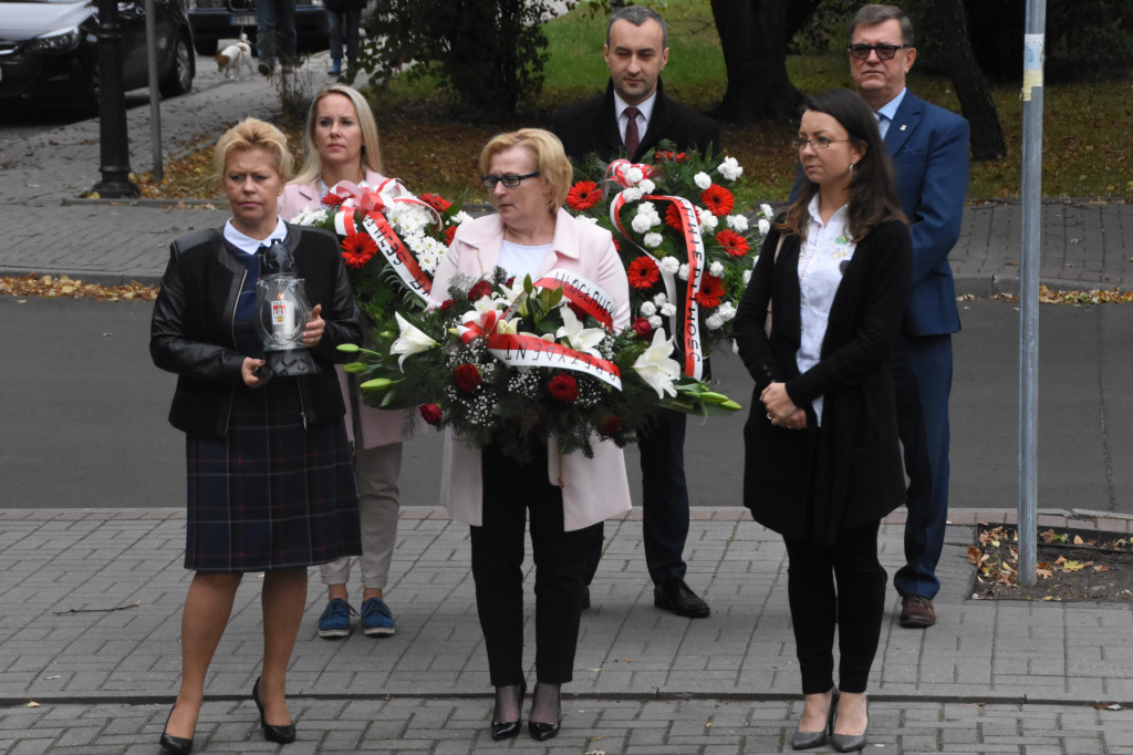 Złożenie kwiatów pod pomnikiem