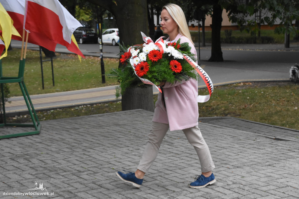 Złożenie kwiatów pod pomnikiem