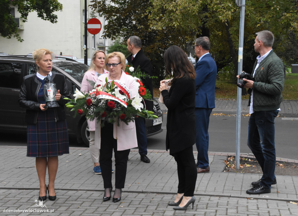 Złożenie kwiatów pod pomnikiem