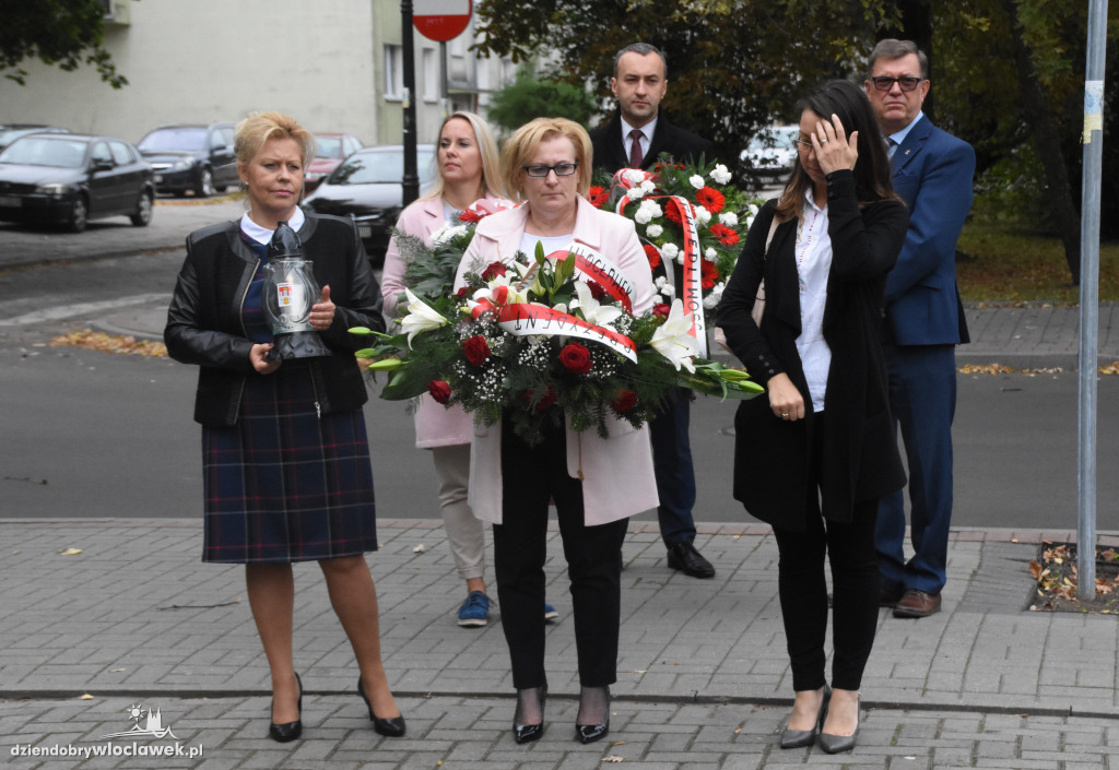 Złożenie kwiatów pod pomnikiem