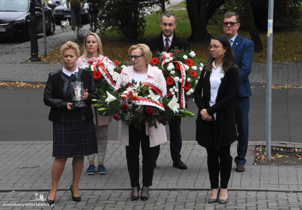 Złożenie kwiatów pod pomnikiem