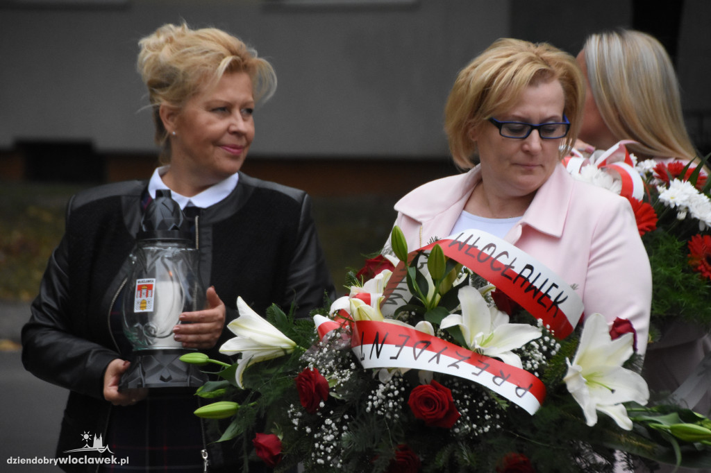 Złożenie kwiatów pod pomnikiem