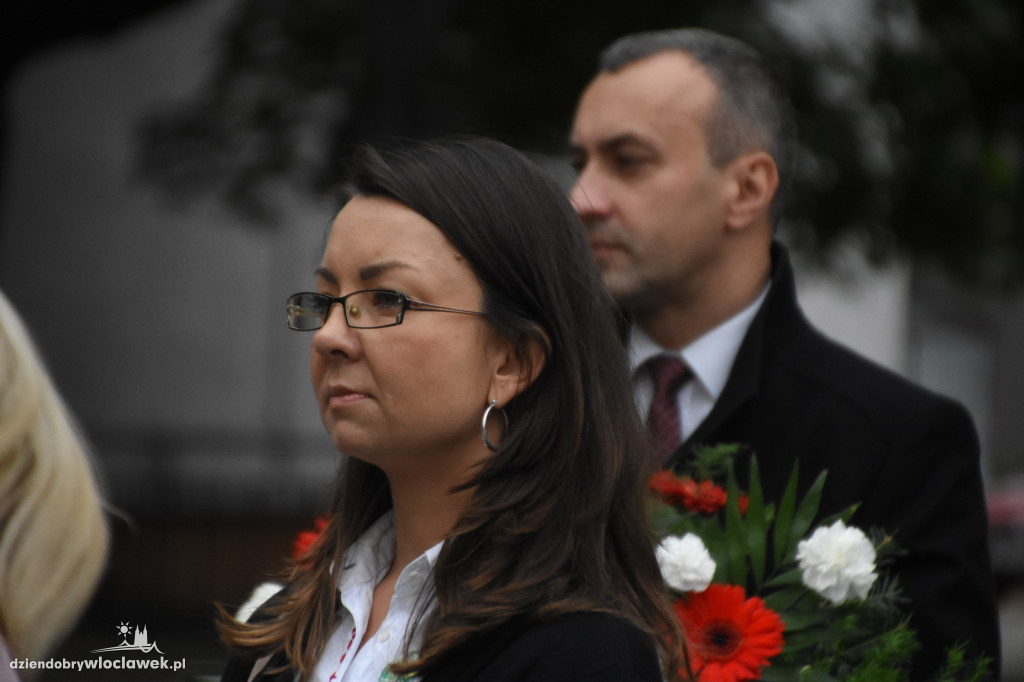 Złożenie kwiatów pod pomnikiem