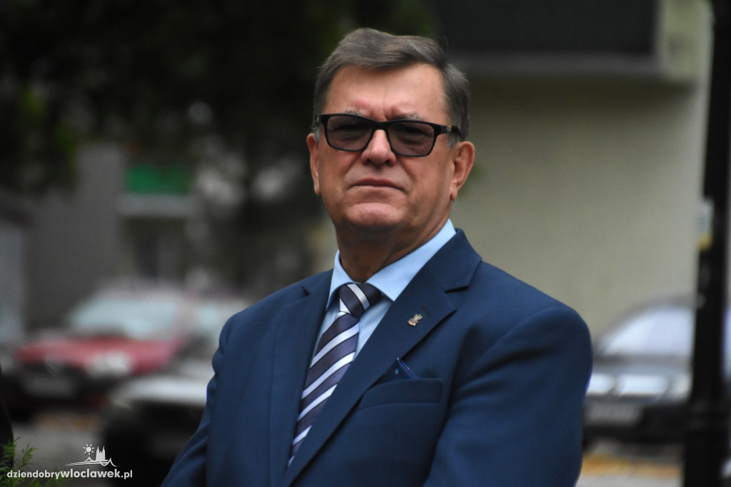 Złożenie kwiatów pod pomnikiem
