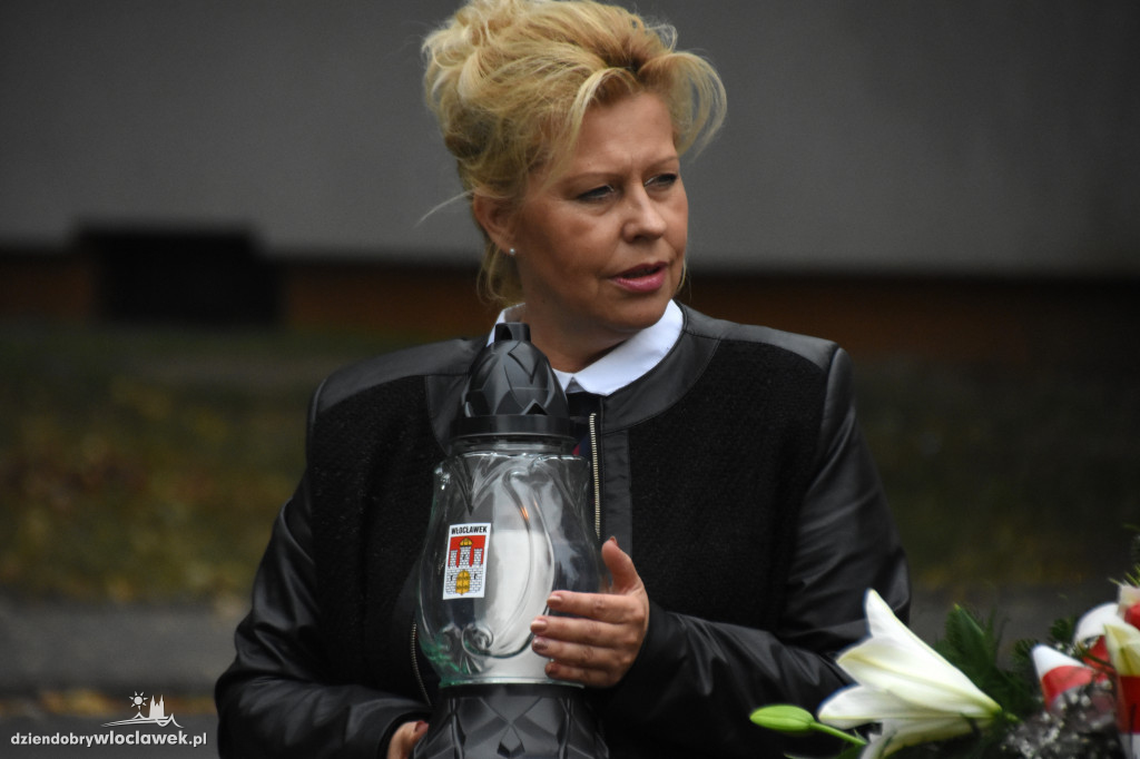 Złożenie kwiatów pod pomnikiem