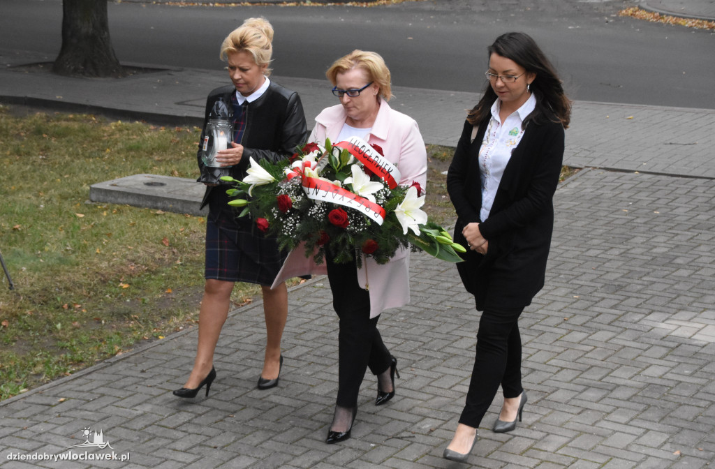 Złożenie kwiatów pod pomnikiem