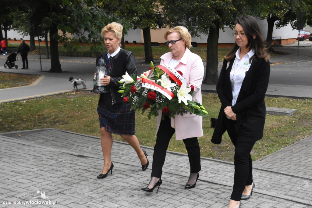 Złożenie kwiatów pod pomnikiem
