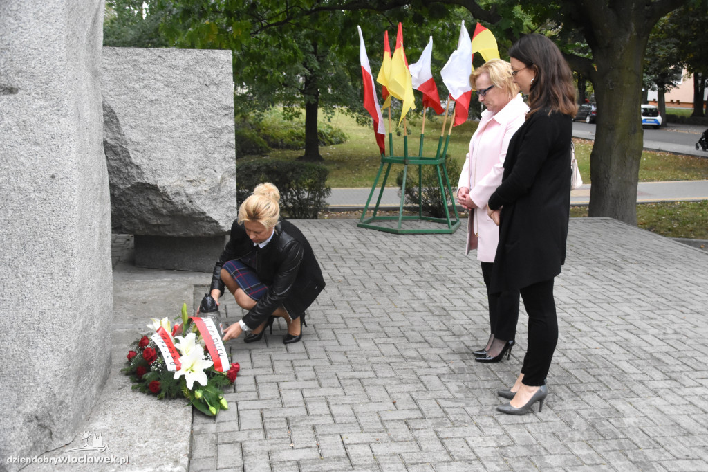 Złożenie kwiatów pod pomnikiem
