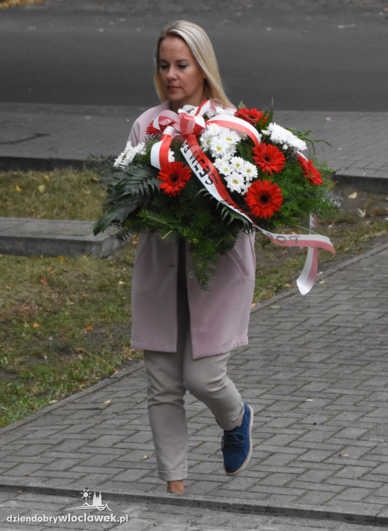 Złożenie kwiatów pod pomnikiem
