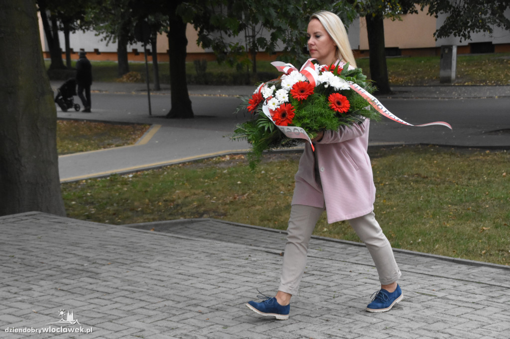 Złożenie kwiatów pod pomnikiem