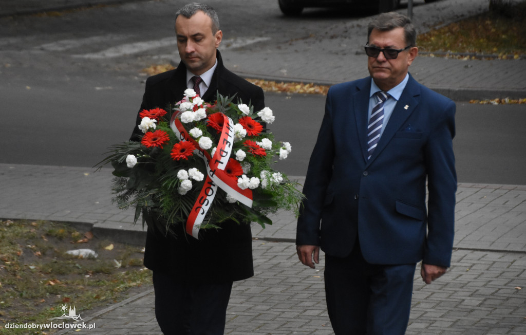 Złożenie kwiatów pod pomnikiem