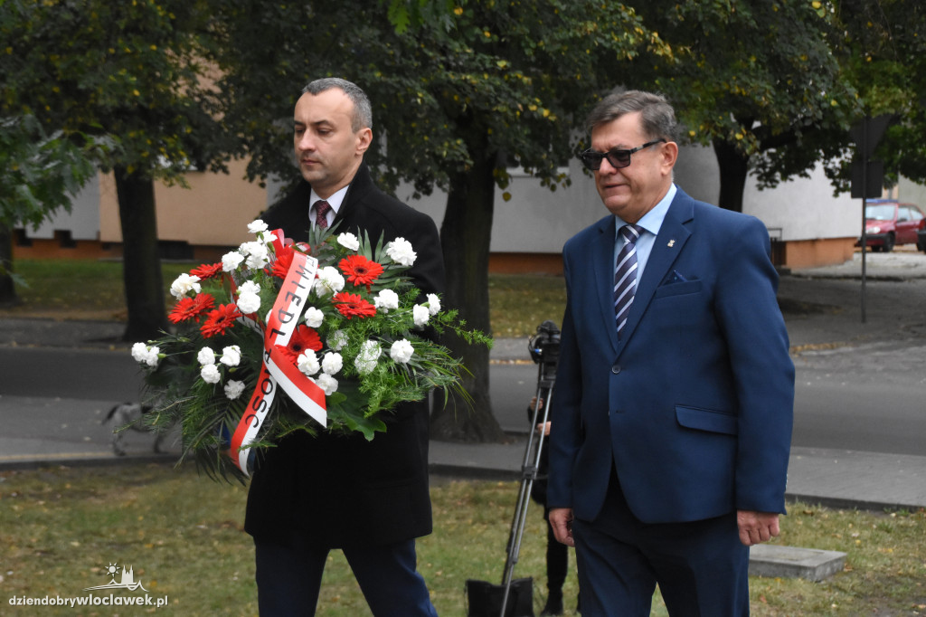 Złożenie kwiatów pod pomnikiem