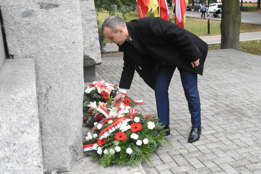 Złożenie kwiatów pod pomnikiem