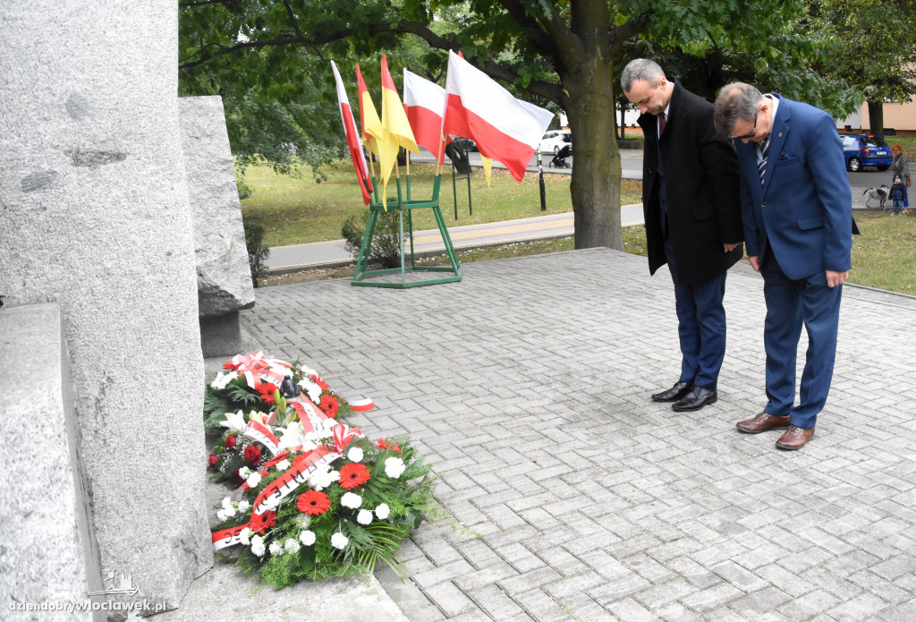 Złożenie kwiatów pod pomnikiem
