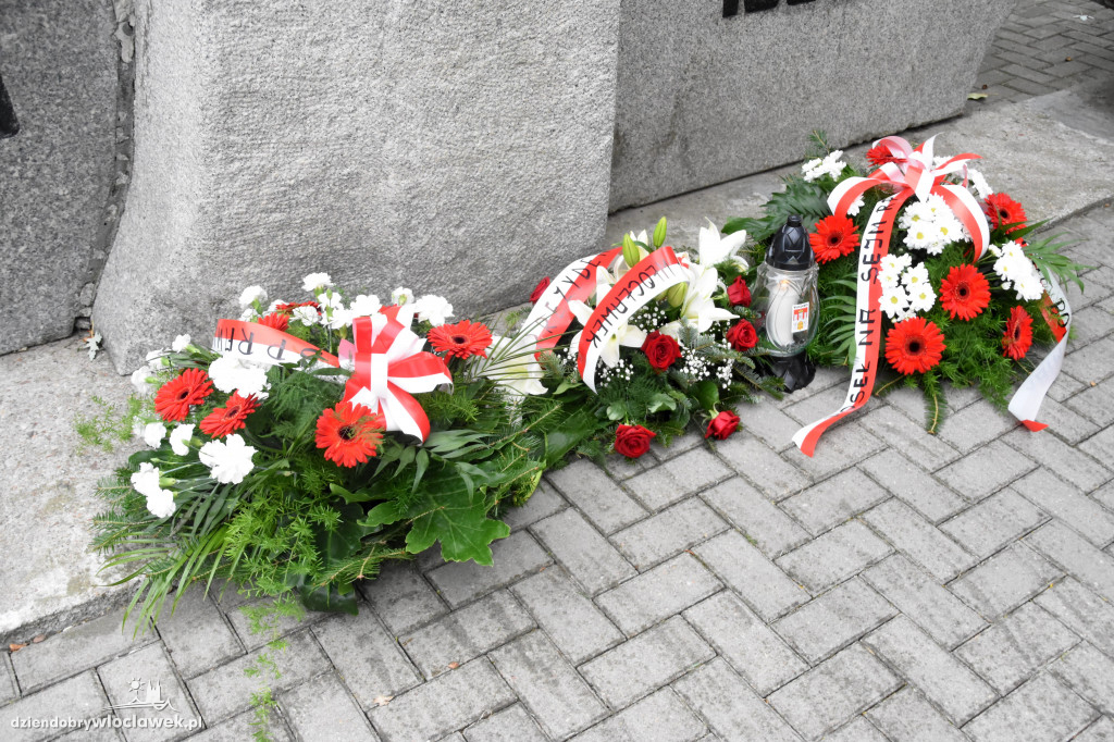Złożenie kwiatów pod pomnikiem
