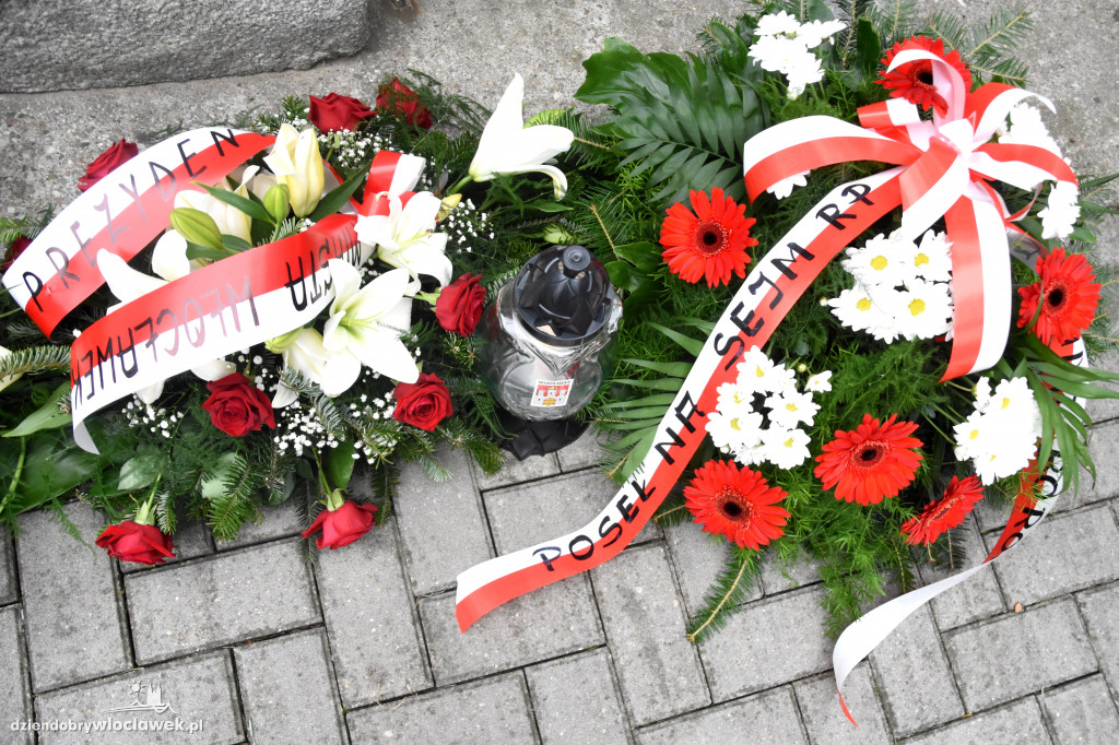 Złożenie kwiatów pod pomnikiem