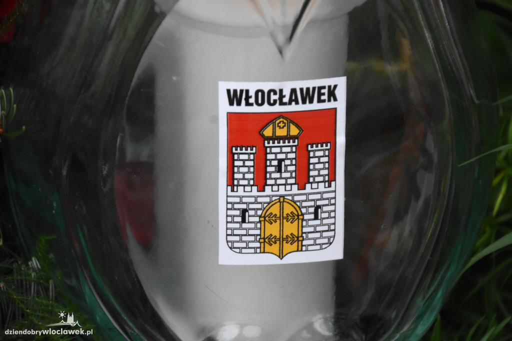 Złożenie kwiatów pod pomnikiem