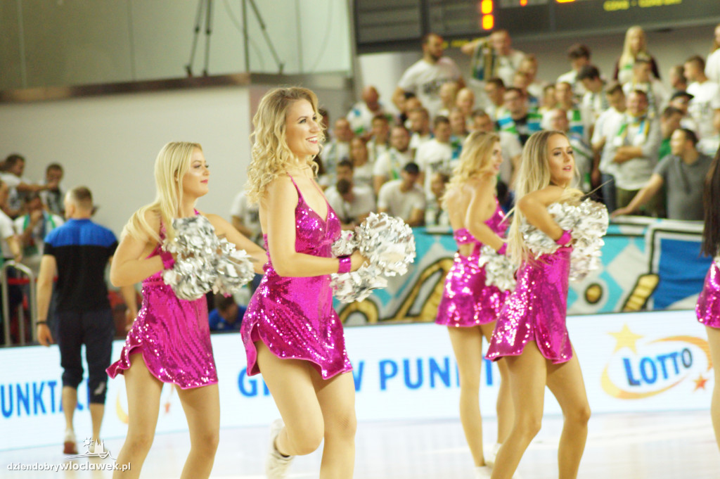 Cheerleaderki na meczu o Superpuchar
