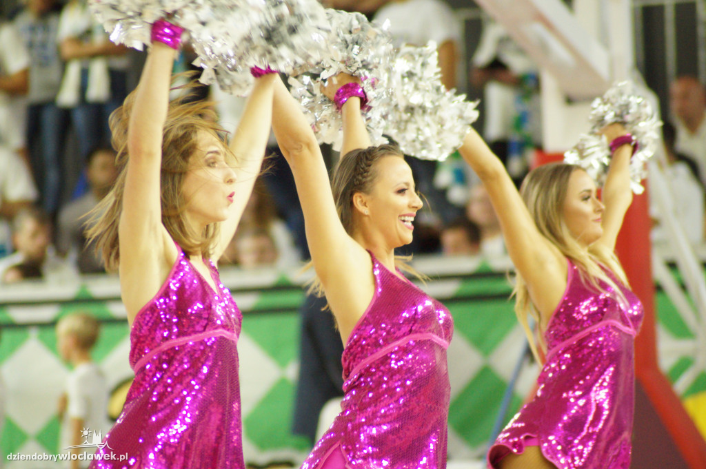 Cheerleaderki na meczu o Superpuchar