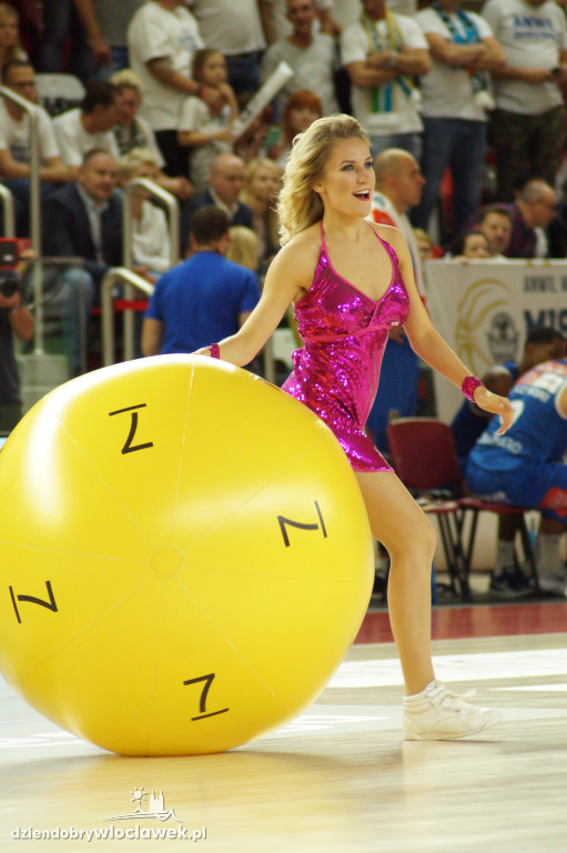 Cheerleaderki na meczu o Superpuchar