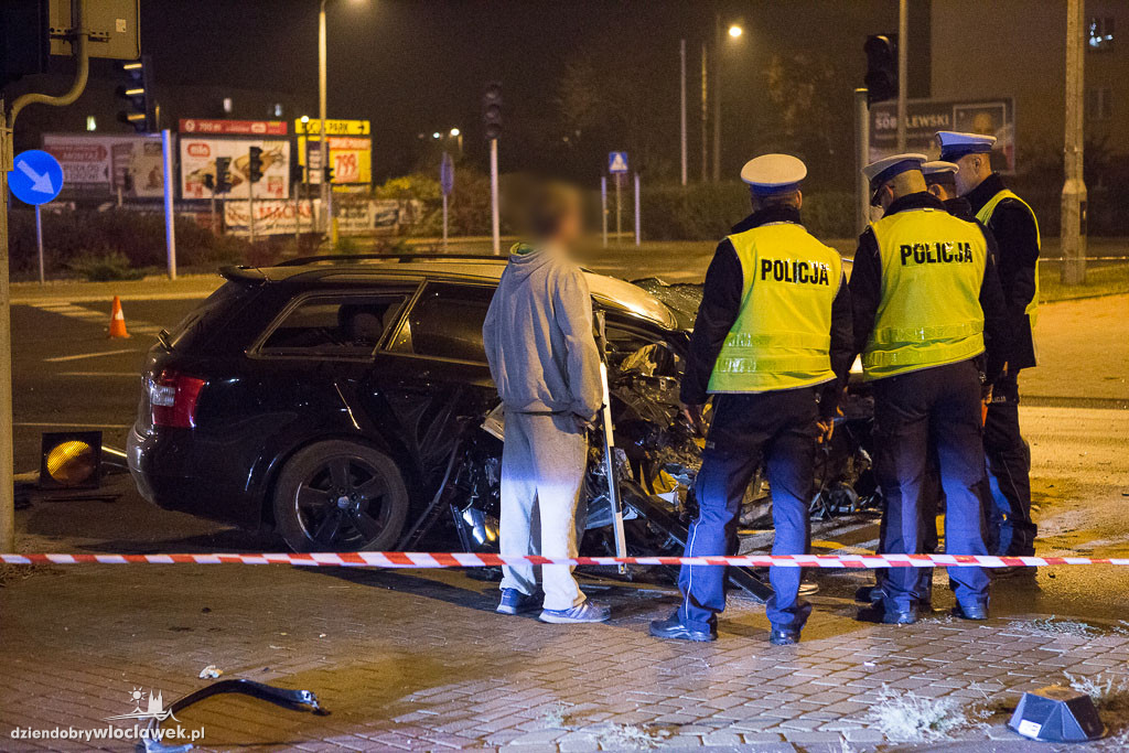 Audi wypadło z drogi koło Tesco